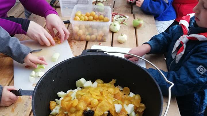 Familie spejderne i gang med at skærer frugt til mamelade